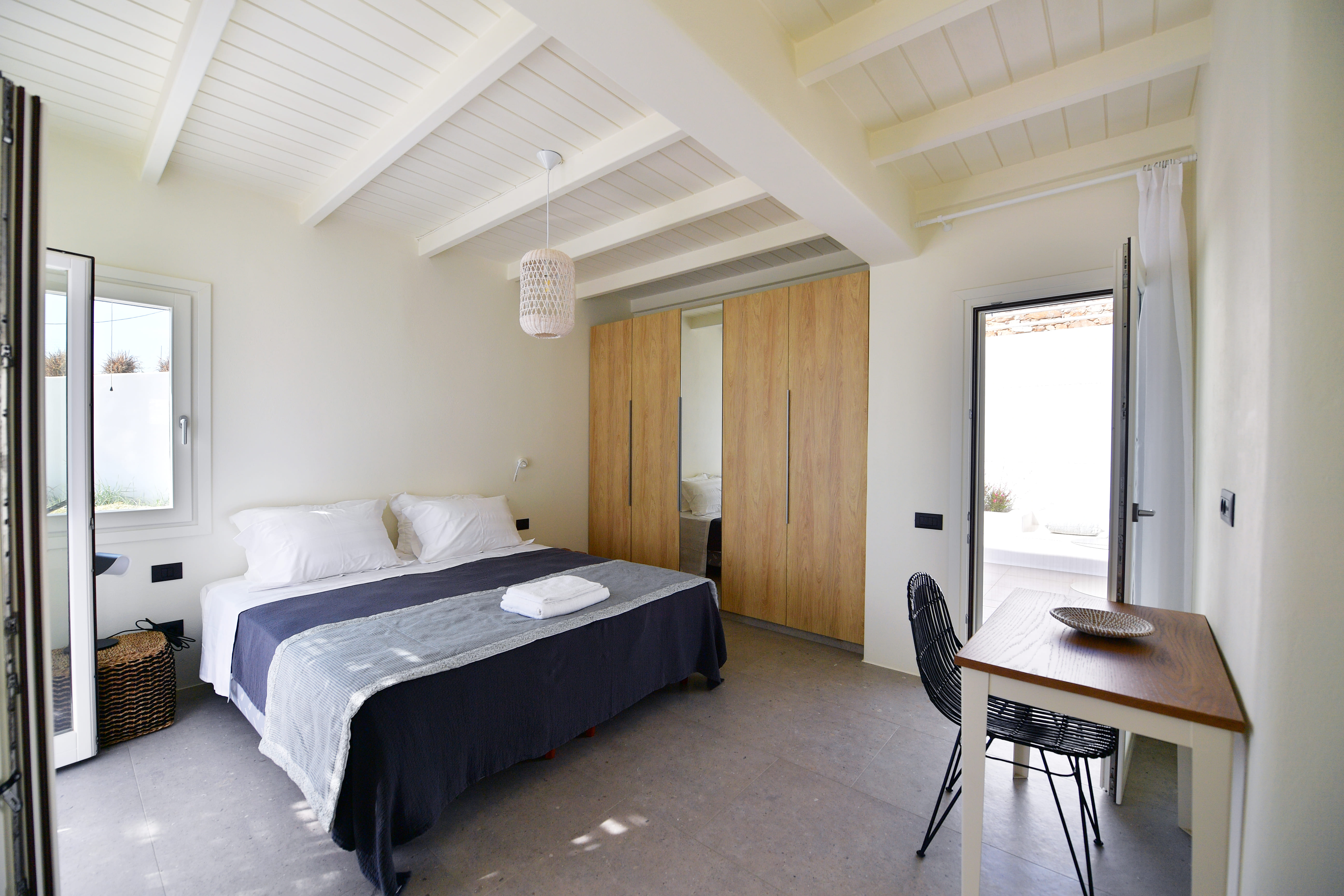 Bedroom with table Ariti's Villa 1